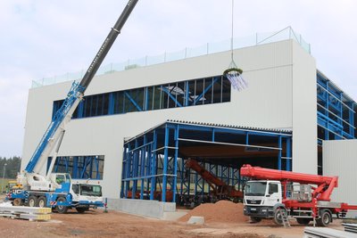 Hallen-Neubau in Stützengrün: Zum Richtfest beim Unternehmen Stahl- und Anlagenbau Schädlich wurde vor dem Objekt eine Richtkrone hochgezogen.
