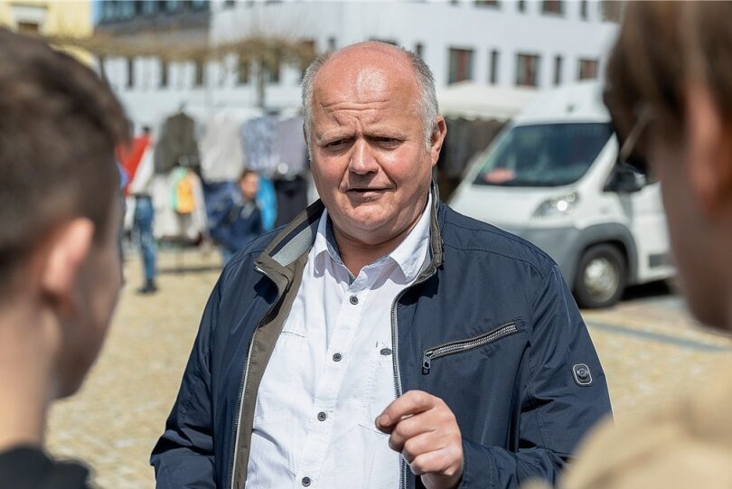 DSU-Bundesvorsitzender Roberto Rink kandidiert als Landratskandidat der AfD. Der Unternehmer aus Hartmannsgrün ist zurzeit auf Wahlkampf-Tour im Vogtland unterwegs, im Foto aus dem Oelsnitzer Markt. 