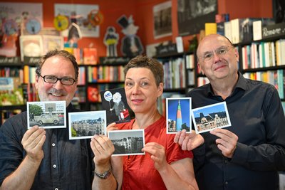 Klaus Kowalke und Susanne Meysick von der Buchhandlung „Lessing und Kompanie“ haben bei Fotograf Klemens Körner (rechts) zwölf Postkartenmotive bestellt. Von jedem Motiv wurden 100 Karten gedruckt.