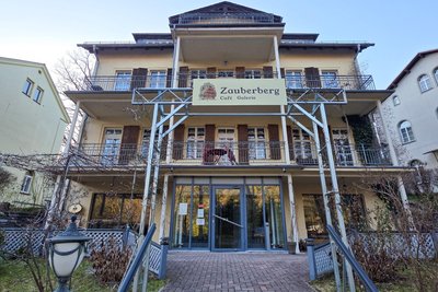 An der Badstraße in Bad Elster hat im Schweizer Haus das Café und Galerie „Zauberberg“ eröffnet.