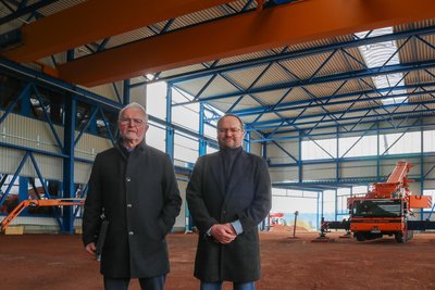 Unternehmensgründer Wolfgang Schädlich (l.) und Sohn Tobias Schädlich stehen im Rohbau.