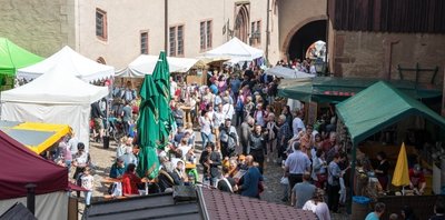 Zahlreiche Besucher lockte der Kunsthandwerkermarkt in vergangenen Jahren auf das Gelände von Schloss Rochlitz. Das Foto entstand zur Veranstaltung im April 2018. 