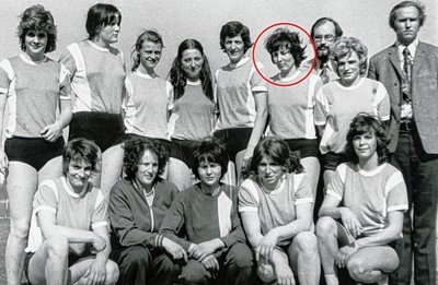 Viele Fotos aus Maria Müllers aktiver Zeit gibt es nicht. Diese Aufnahme aus dem "Freie Presse"-Archiv zeigt sie (im Kreis) als Mitglied der Sachsenring-Mannschaft, die 1974/75 die Aufstiegsrunde zur Oberliga gewann. 