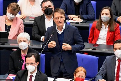Gesundheitsminister Karl Lauterbach (Mitte) appelliert auch an die Abgeordneten der oppositionellen Union, eine Impfpflicht zu unterstützen - umsonst. 