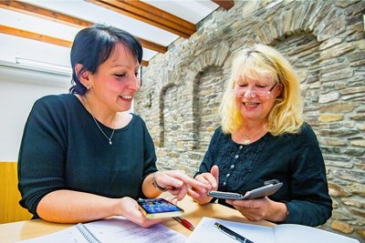 Anett Klug (links) von der Gemeindebibliothek Zschorlau hat zum Handykurs ins Haus der Vereine eingeladen. Gekommen ist auch Petra Wilhelm. 