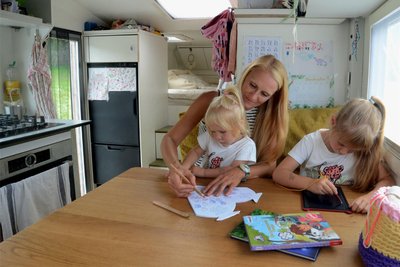 Im Inneren gibt es (fast) alles, was man im Alltag braucht. Betten, Herd und Backofen, Kühlschrank, ein Tisch, an dem die Kinder malen und spielen können.