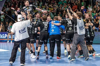 Die Füchse Berlin feierten ausgelassen den Halbfinal-Einzug.