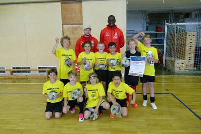 Das Siegerteam zusammen mit den FSV-Profis Janik Mäder (l.) und Tarsis Bonga.