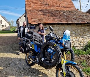Ein Hingucker: wo Sebastian Meyer mit seiner voll bepackten Yamaha (l.) auch auftaucht, wird er angesprochen.