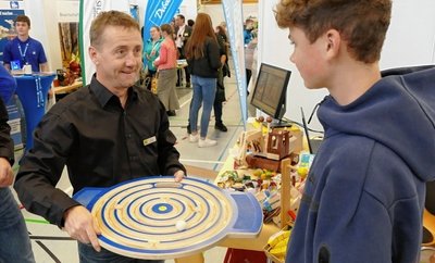 Hier erfährt der Marienberger Neuntklässler Hugo Trillenberg (rechts) von Produktionsleiter Rico Lehnert, welche beruflichen Möglichkeiten der Grünhainichener Holzspielzeughersteller "Erzi" bietet. 