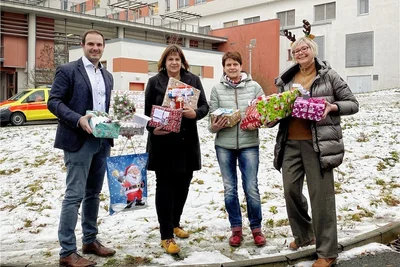 Klinikgeschäftsführer Junghans übergibt eine Ladung Geschenke für die Kinder des Jungendzentrums Jocketa.