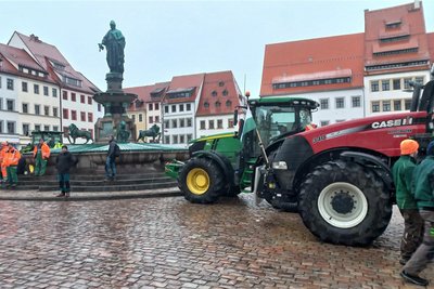 Die Bauern haben am 7. Februar eine Barriere aus Treckern nahe dem Otto-Denkmal auf dem Obermarkt gebildet: Ihre Kundgebung beginnt erst 17 Uhr auf der anderen Seite des Obermarktes Richtung Peter-/Fischerstraße.