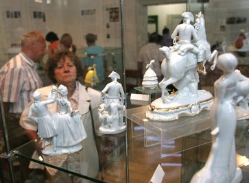 
              <p class="artikelinhalt">In regelmäßigen Abständen, wie auf dem Foto im September 2006, stellt das Museum Fraureuther Porzellan aus.</p>
            
