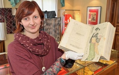 In der Raritätensammlung Bruno Gebhardt in Zwönitz ist eine neue Ausstellung zu sehen - im Bild Museumsleiterin Paula Stötzer. 