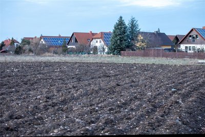 Noch ist der Plan für das künftige Baugebiet „Hoher Weg“ am Ortsrand von Theuma nicht in trockenen Tüchern.