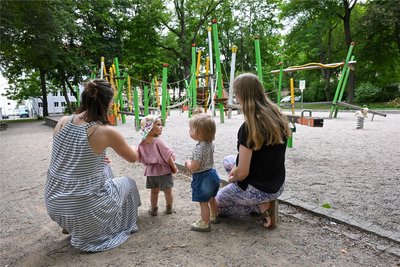 Am Rosenplatz können Kinder jeden Alters spielen. Ringsum gibt es genügend Bänke und Schatten.