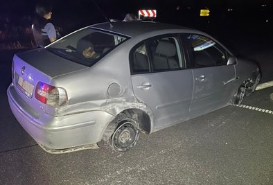 Zwei platte Reifen stoppten den Fahrer nicht, erst die Polizei. 