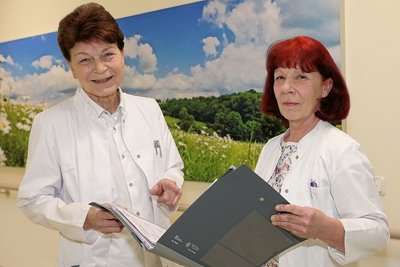 Katrin Scherf (r.) übernimmt von Sabine Schulz die Stelle der Ärztlichen Direktorin in den Kliniken Erlabrunn. 