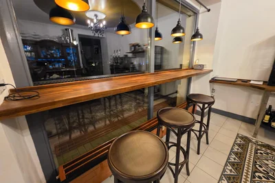 Zur Einrichtung im Café und Galerie „Zauberberg“ an der Badstraße in Bad Elster gehört auch ein neuer Bartisch.