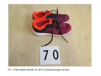 Schuhe suchen Besitzer: Die Polizei hat Fotos vom mutmaßlichen Diebesgut aus bekannten 269 Fällen online gestellt.
