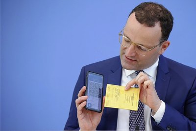 An diesem Donnerstag erklärte Bundesgesundheitsminister Jens Spahn (CDU), wie die Angaben zu Covid-19-Impfungen künftig digitalisiert und ins Smartphone übertragen werden können. 
