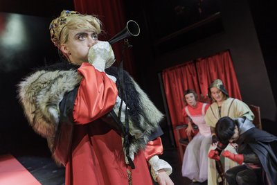Philipp Rosenthal als Prinz John, Marsha Maria Miessner als Maid Marian, Sarah Frese als Little John und Ina Gercke als Sheriff von Nottingham (von links).