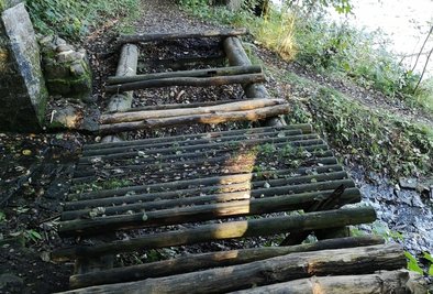 Am Wanderweg von Niederwiesa nach Flöha (sogenannter Peitzweg) nahe dem Zusammenfluss von Zschopau und Flöha ist eine Holzbrücke über einen etwa einen Meter hohen Graben kaputt. 