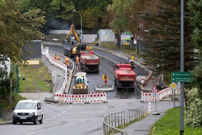 Die lange im Bereich der Paulus-Jenisius-Straße gesperrte B 101 ist seit Donnerstagnachmittag wieder befahrbar.