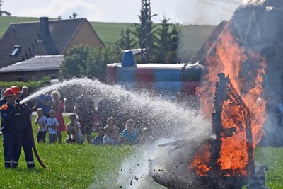Bei der Schauvorführung zum Feuerwehrfest in Wingendorf zeigten Sophia und Caroline von der Jugendabteilung am Strahlrohr, was sie drauf haben.