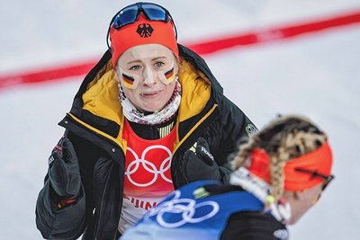 Fassungslos vor Freude: Katharina Hennig schaut nach dem Zieleinlauf in Peking ungläubig zu Victoria Carl. 