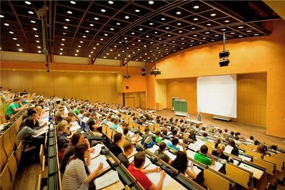 Für Studierende der Technischen Universität Chemnitz steigen die Semestergebühren. 