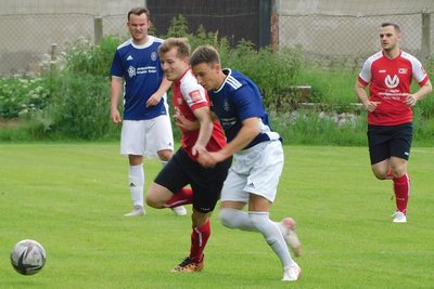 Martin Falke (links) vom OSV im Duell mit dem Mülsener Jonas Beetz. In Hälfte 2 übernahm Falke die Kapitänsbinde.