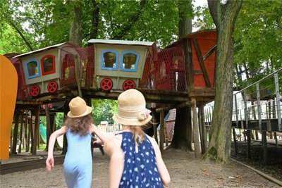 Hinauf in den Zug! Im „Himmelszug“ auf dem Abenteuerspielplatz an der Pelzmühle können sich die Kinder richtig im Spiel verlieren, bis sie aus einer der Rutschen gepurzelt kommen.