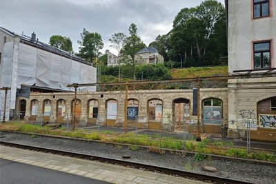 Im Zuge der Abrissarbeiten am Mittelbau blieben lediglich die Außenwände des Erdgeschosses erhalten.