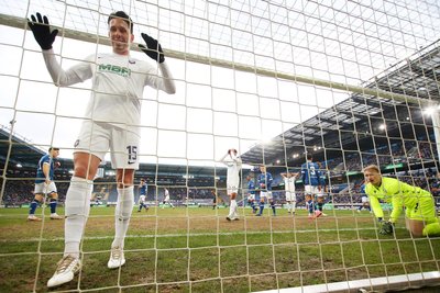 Der FC Erzgebirge Aue rutscht tiefer in die Krise. Das große Manko der Veilchen: Die Chancenverwertung. Marcel Bär (vorn) und seinen Teamkollegen fehlt das Matchglück.