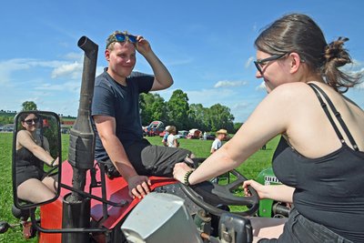 Mit ihrem Landmaschinen-Oldtimer sind Juliane Halser und Maximilian Büttner nach Wingendorf gerattert.