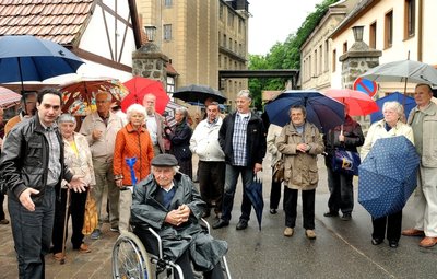 Der Leiter des Fördervereins "Lager Arbeitsgemeinschaft Sachsenburg" Enrico Hilbert (links) führte während des dritten Sachsenburger Dialogs am Wochenende durch das einstige KZ Sachsenburg. Mit dabei war auch der letzte noch lebende Häftling Karl Stenzel (im Rollstuhl).