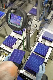 Ein Solarworld-Mitarbeiter der Modulfertigung überwacht die Produktion neuer Drahtelektroden-Module in Freiberg. Die Produktion in den Freiberger Betrieben des Konzerns soll nächste Woche fortgesetzt werden. Das hat ein Sprecher des Insolvenzverwalters gestern erklärt. In einer Pressemitteilung hieß es, es sei jetzt von wesentlicher Bedeutung, den Geschäftsbetrieb so reibungslos wie möglich aufrechtzuerhalten.