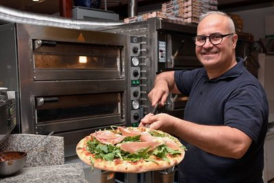 Tindaro Bonaccorso vom italienischen Restaurant Le Delizie Siciliane am Oelsnitzer Markt bereitet die Pizzas selbst zu. Sie sind bei seinen Gästen besonders beliebt.