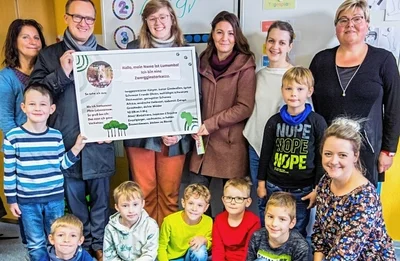 Die Kästner-Schüler mit der Patenschaftsurkunde. 