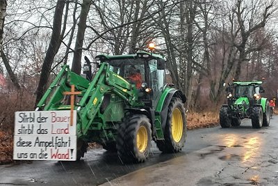 Ihre Existenzsorgen machen Teilnehmer des Bauernprotestes am 7. Februar in Freiberg an ihren Fahrzeugen deutlich. Die Polizei geht davon aus, dass es auf den Zufahrtsstraßen nach Freiberg bis 17 Uhr zu Verkehrsbehinderungen kommt, da die Teilnehmer der Fahrzeugkorsos mit etwa 20 Stundenkilometern fahren wollen.