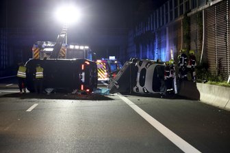 350.000 Euro Schaden nach Unfall auf der A 4: Umgekippter Anhänger und ein flüchtiger Verursacher - Wegen eines Unfalls zwischen Glösa und Mitte musste die Autobahn nachts gesperrt werden.