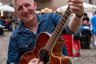 350 Leute auf Party im Schlosshof - Sänger Bernd Birbils, der sich gut gelaunt vor dem ersten Livekonzert auf dem Schlosshof zeigt.