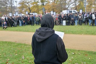 350 Menschen erinnern in Zwickau an die Opfer des NSU-Terrors - Auch mit Redebeiträgen gedachten die Demo-Teilnehmer der NSU-Ermordeten.