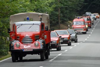 350 Oldtimer tuckern nach Naundorf: Mehr als 1000 Gäste kommen gucken - Eine kleine Ausfahrt gehörte erneut zum Programm, hier gehts durch den Grillenburger Wald.