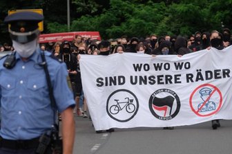 350 Personen demonstrieren gegen Leipziger Polizei - Teilnehmer einer linken Demonstration gehen mit Transparenten durch den Stadtteil Connewitz. Sie machen dabei auf den Korruptionsfall innerhalb der sächsischen Polizei um gestohlene Fahrräder aufmerksam.