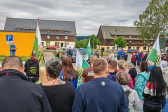 350 Teilnehmer bei Demo der „Freien Sachsen“ im Erzgebirge - Während der Kundgebung am Rathaus von Johanngeorgenstadt gab es mehrere Redebeiträge.