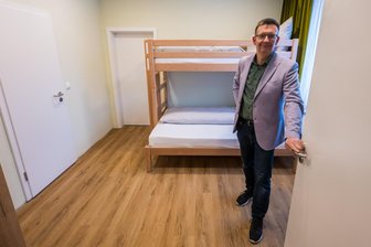 36 Betten direkt an der Kammloipe: Neues Hotel im Erzgebirge startet in erste Saison - Inhaber Karsten Jerosch in einem Familienapartment. Durch jede Tür geht es in ein anderes Zimmer. Insgesamt gibt es hier Schlafgelegenheiten für sechs Personen.
