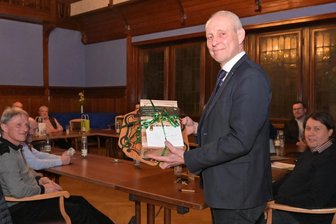 „36 Jahre Bürgermeister – das ist eine Hausnummer“ – So verabschiedet sich Eibenstocks Rat vom Stadtchef - Zum letzten Mal hat Bürgermeister Uwe Staab am Donnerstag die Sitzung des Stadtrates geleitet. Von den Stadträten gab es Geschenke zum Abschied.