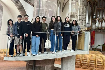 36 Stunden von Palästina bis ins Erzgebirge: Wie eine Schülerin aus Beth Jala den Gazakrieg erlebt - Auch die St.-Wolfgangs-Kirche gehörte natürlich zu den Anlaufpunkten für die Gäste aus Palästina, die 36 Stunden unterwegs waren, ehe sie in Schneeberg ankamen.
